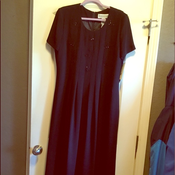 New black dress 👗 Stunning ❤️ - Picture 3 of 9